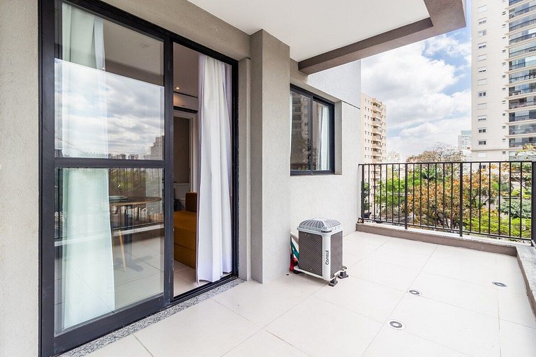 Apê recém reformado! Varanda, A/C, piscina e wifi!